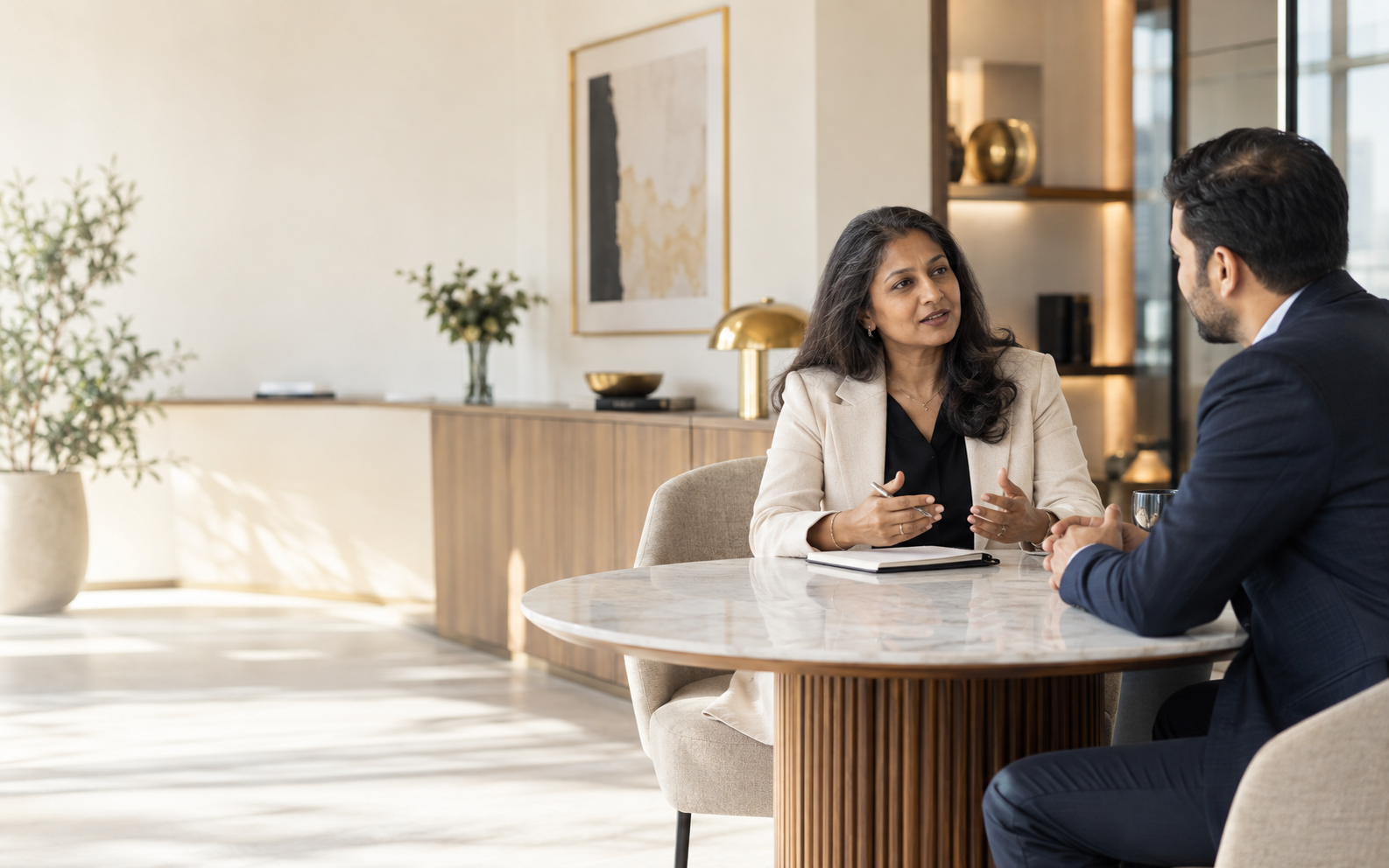 Consultant and client in a project conversation